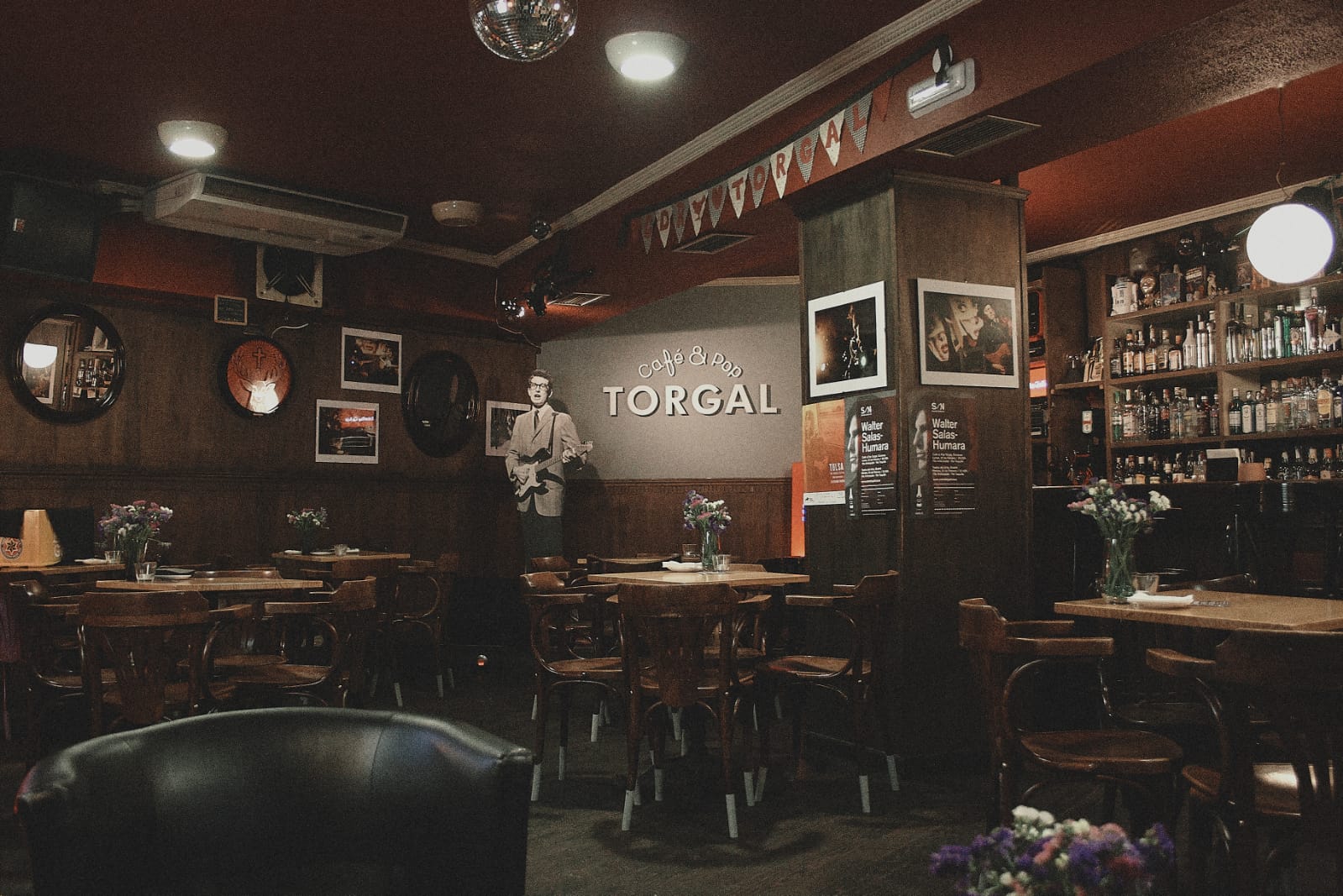 Interior del bar, con el rótulo de Torgal al fondo